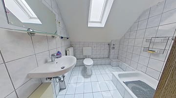 Bei dem Preis muss man kaufen - DG-Wohnung sofort frei - Badezimmer
