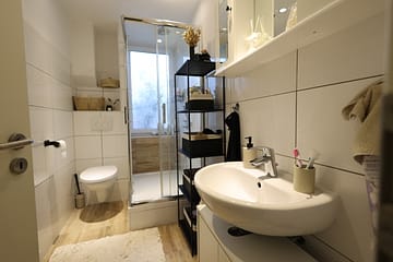 Charmante 2-Zimmer-Wohnung mit 2 Balkonen und EBK in Top-Lage! - Badezimmer